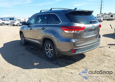 2018 Toyota Highlander Xle z USA, uszkodzony, nr VIN 5TDJZRFH9JS555040